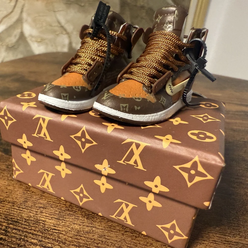 Luxe Inspired High-Top Pair Of Sneaker Keychains With Box! - Picture 6 of 12